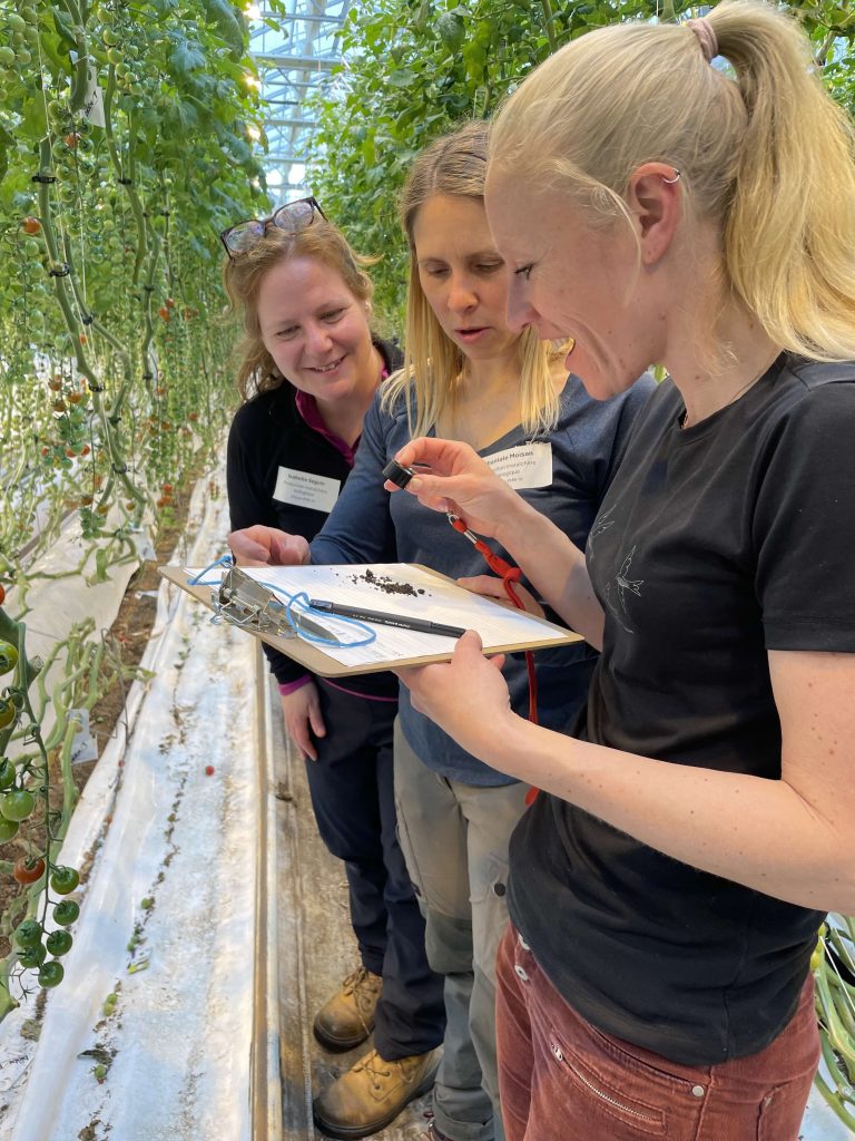 Les participants en ligne se rendent à l’Institut national d’agriculture biologique (INAB) une fois par année pour réaliser d’autres apprentissages.