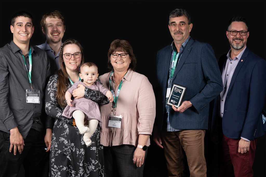 Le prix Réussite entrepreneuriale 2025 a été remis à la Ferme Ludrey et Fils, de Saint-Valérien-de-Milton, par Pascal Thériault, de l’Université McGill. Photo gracieuseté
