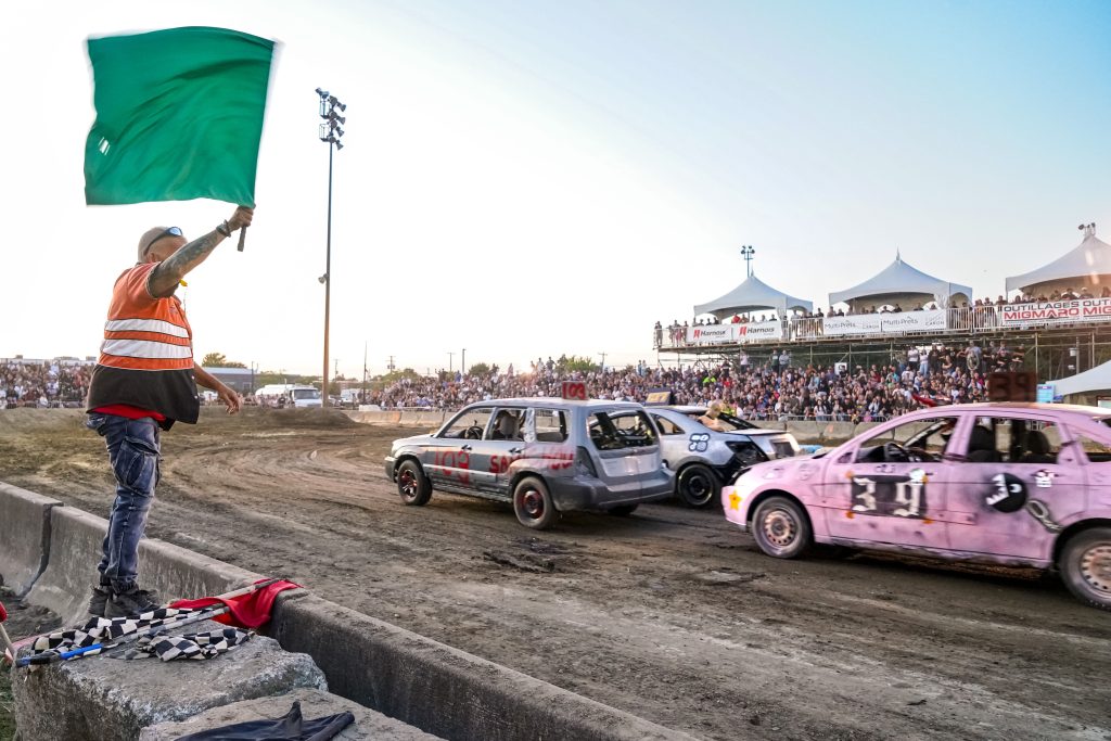 Pendant les trois dernières soirées de l’Expo agricole, le traditionnel derby de démolition a attiré de nombreux spectateurs, petits et grands, en quête de sensations fortes. Photo François Larivière | GTA ©