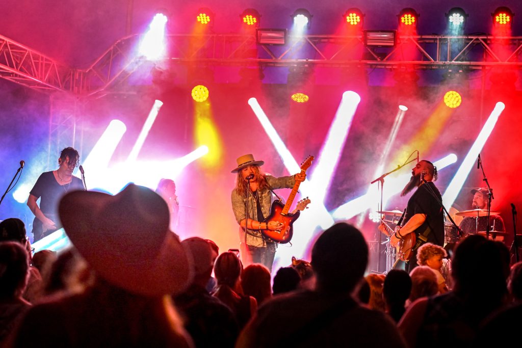 Travis Cormier a mis le feu à la scène Maskatel sous le chapiteau Winslow pour la soirée d’ouverture. Photo François Larivière | GTA ©