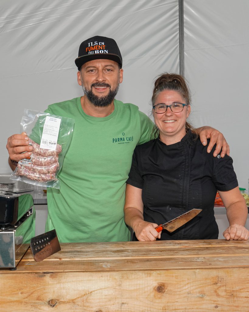 Le chef Félipé St-Laurent, ambassadeur de l’événement, a animé de nombreux ateliers culinaires, tout comme la chef maskoutaine Véronique Prévost avec qui il prend la pose. Photo François Larivière | GTA ©