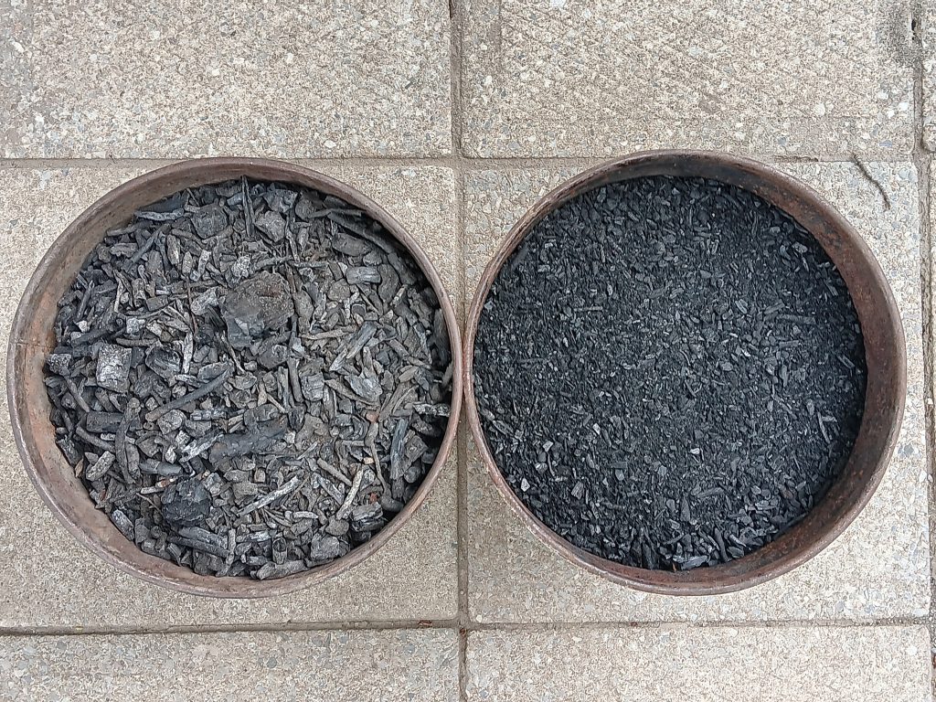 Biochar artisanal produit à partir de branches, avant et après broyage. Photo : MAPAQ